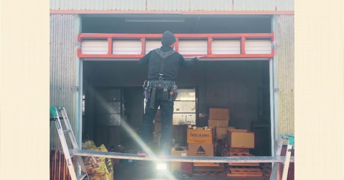 シャッターレスキューがシャッターの修理をしている場面